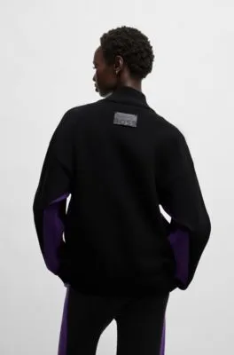 Chaqueta NAOMI x BOSS de punto con cremallera y parche de logo