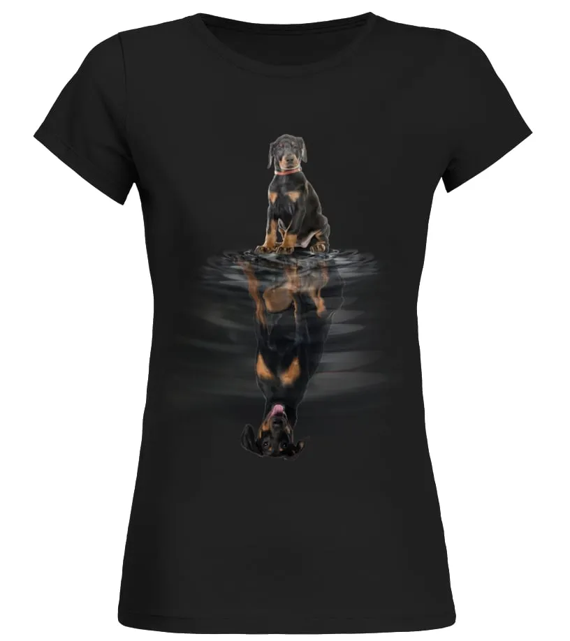 Doberman Pinscher Dreaming Camiseta cuello redondo Mujer