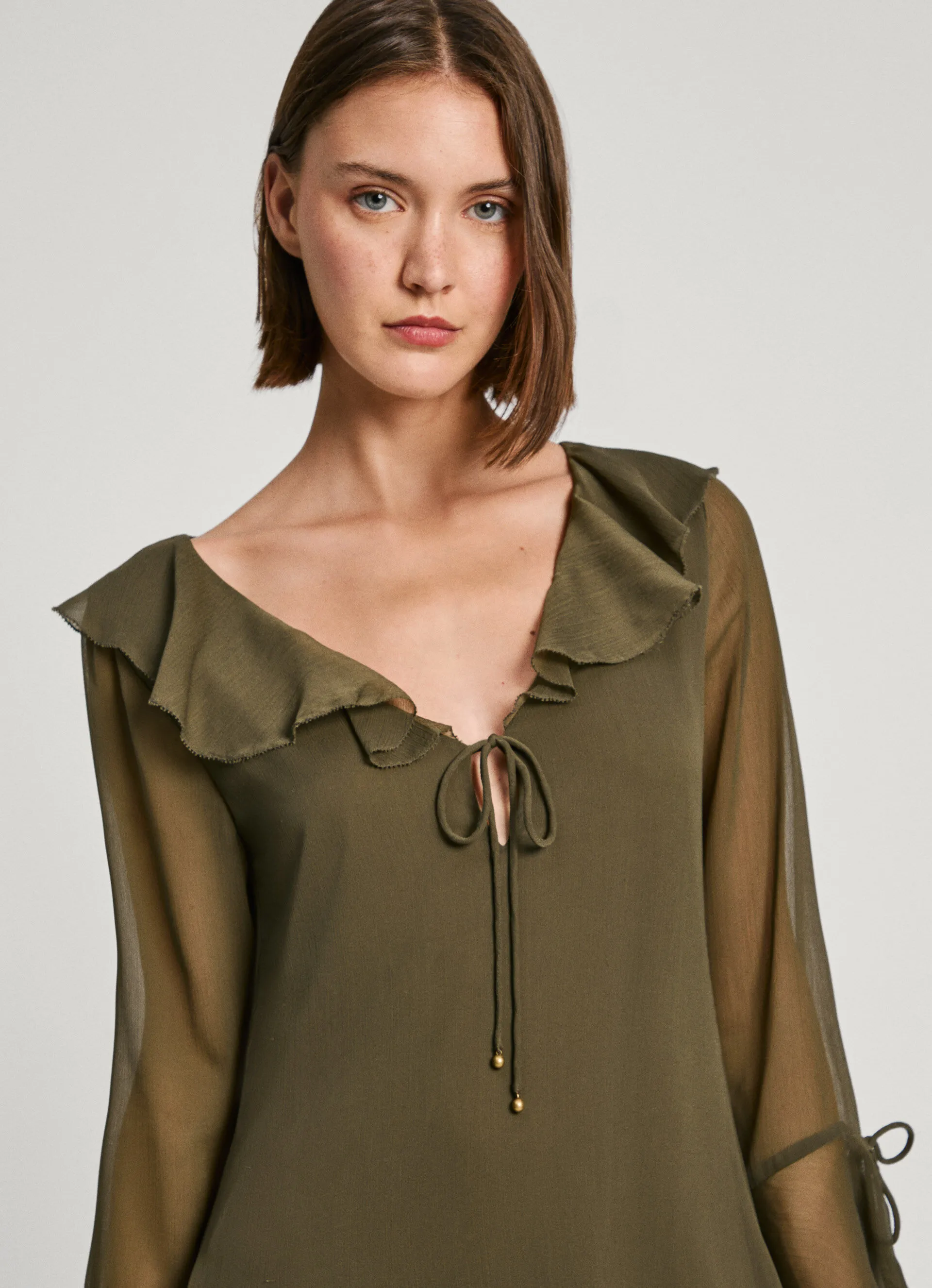 vestido corto cuello volante