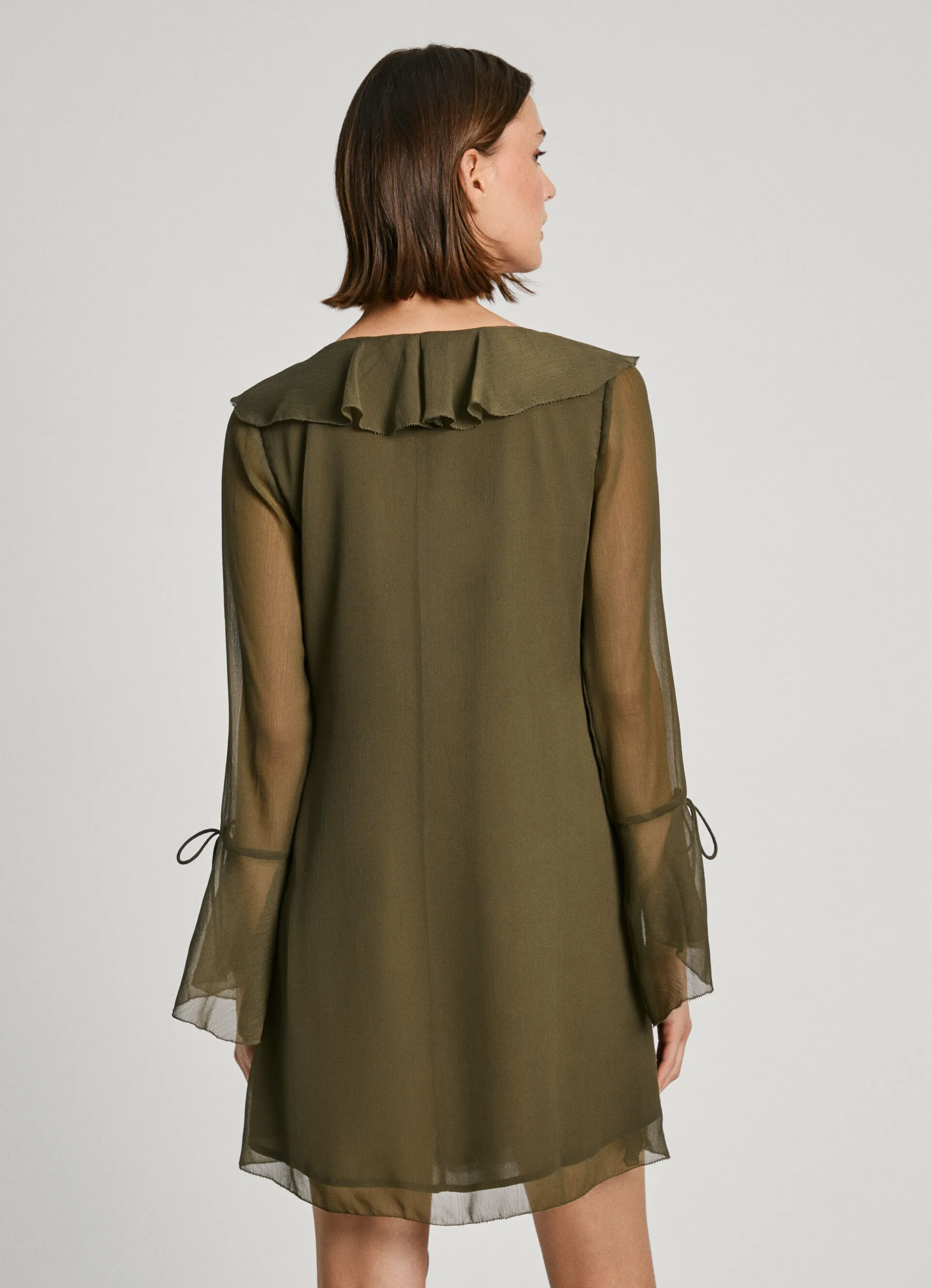 vestido corto cuello volante